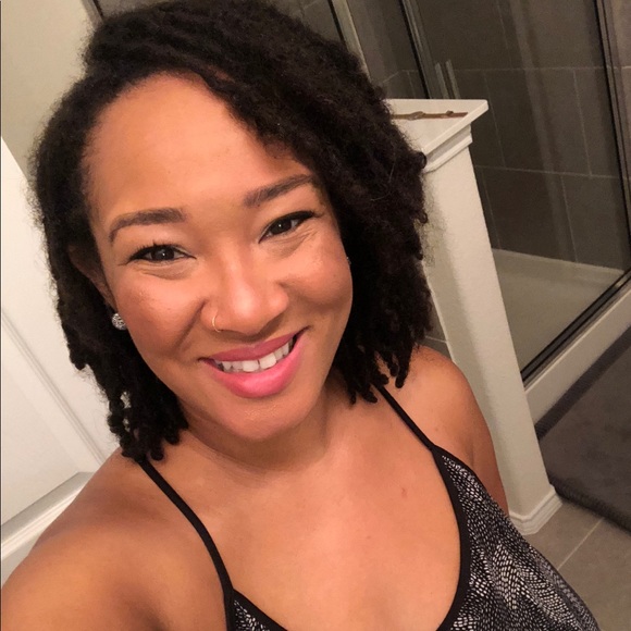 Meet your posher, Andrea - Picture 2 of 3